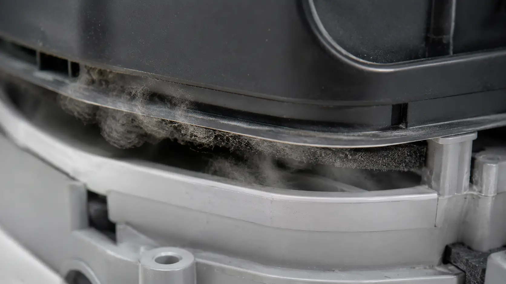 poor self cleaning litter box odor control structural gaps causing ammonia leakage